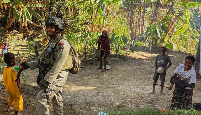 Satgas Damai Cartenz 2025 Sapa Mama Papua dan Anak-anak di Intan Jaya dalam Patroli Dialogis