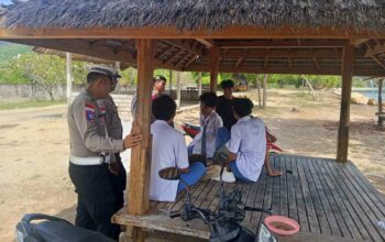 Lombok Barat, NTB – Kepolisian Sektor Sekotong, Polres Lombok Barat, Polda NTB, terus menunjukkan komitmennya dalam menjaga stabilitas keamanan dan ketertiban masyarakat (kamtibmas). Upaya ini diwujudkan melalui giat patroli rutin yang menyasar obyek vital dan obyek wisata, salah satunya Pantai Kemos di Desa Sekotong Barat. Kegiatan ini bertujuan utama untuk mengantisipasi tindak kriminalitas 3C (Curas, Curat, Curanmor) serta berbagai potensi gangguan kamtibmas lainnya. Patroli Rutin Demi Rasa Aman Pengunjung dan Pengelola Wisata Pada Senin, 2 Juni 2025, sekitar pukul 12.30 WITA hingga selesai, Personel Polsek Sekotong melaksanakan patroli intensif di Pantai Kemos yang menjadi salah satu destinasi favorit di wilayah Sekotong menjadi fokus utama kegiatan ini, Senin (2/6/2025). Kapolres Lombok Barat, Polda NTB, AKBP Yasmara Harahap, S.I.K., melalui Kapolsek Sekotong Iptu I Ketut Suriarta, S.H., M.I.Kom., menegaskan bahwa selain pengawasan terhadap potensi tindak kejahatan, patroli juga difokuskan untuk memberikan rasa aman dan nyaman bagi masyarakat serta para pengelola obyek wisata. "Kami secara rutin melaksanakan patroli di obyek vital dan obyek wisata. Ini adalah bentuk kehadiran polisi di tengah masyarakat, memastikan bahwa mereka dapat beraktivitas dengan tenang dan aman," ujar Iptu I Ketut Suriarta, S.H., M.I.Kom., saat ditemui secara terpisah. Kapolsek menambahkan bahwa kegiatan ini bukan hanya sekadar patroli fisik, tetapi juga sebagai sarana komunikasi dua arah antara kepolisian dan masyarakat. Edukasi dan Himbauan untuk Kewaspadaan Bersama Dalam pelaksanaannya, personel Polsek Sekotong tidak hanya melakukan pengawasan, tetapi juga aktif memberikan himbauan kepada masyarakat dan pengelola obyek wisata Pantai Kemos. Himbauan tersebut mencakup pentingnya untuk selalu waspada terhadap lingkungan sekitar dan mewaspadai perubahan cuaca ekstrem yang dapat terjadi kapan saja. Hal ini mengingat wilayah Sekotong yang juga rentan terhadap dampak cuaca tak menentu, khususnya bagi aktivitas di area pantai. "Kami mengingatkan kepada seluruh masyarakat, khususnya pengelola dan pengunjung Pantai Kemos, untuk selalu meningkatkan kewaspadaan. Perhatikan barang bawaan, dan jangan ragu untuk melapor jika melihat hal-hal yang mencurigakan," jelasnya. Selain itu, kolaborasi dan sinergi dengan aparat kepolisian juga terus digalakkan guna menciptakan sitkamtibmas yang benar-benar kondusif. "Keamanan adalah tanggung jawab kita bersama," tegasnya. Respon Positif dari Masyarakat Kehadiran personel kepolisian di lokasi obyek wisata Pantai Kemos secara langsung dirasakan manfaatnya oleh masyarakat. Banyak yang menyambut baik kegiatan patroli ini karena dapat memberikan rasa aman dan nyaman, terutama di tengah potensi keramaian dan peningkatan aktivitas wisata. "Kami sangat senang dengan adanya patroli dari polisi. Rasanya lebih tenang kalau ada bapak-bapak polisi yang berpatroli di sini, apalagi ini kan tempat wisata, jadi bisa mencegah hal-hal yang tidak diinginkan," ungkap salah seorang pengelola warung di Pantai Kemos yang enggan disebutkan namanya. Respon positif ini menjadi indikasi keberhasilan Polsek Sekotong dalam membangun kepercayaan dan kemitraan dengan masyarakat.