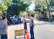Polsek Lembar Cegah Pohon Tumbang di Jalan Utama Datu Kedaro