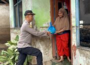 Ringankan Beban Sesama, Kapolres Bima Melalui Kapolsek Madapangga Salurkan Bantuan Sembako Bagi Warga Terdampak Banjir di Desa Monggo dan Desa Ncandi