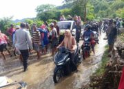 Sigap, Personel Polsek Monta Urai Kemacetan Arus Lalulintas di Tengah Banjir
