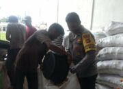Jaga Kualitas, Polri Bantu Petani Lombok Barat Pipil Jagung